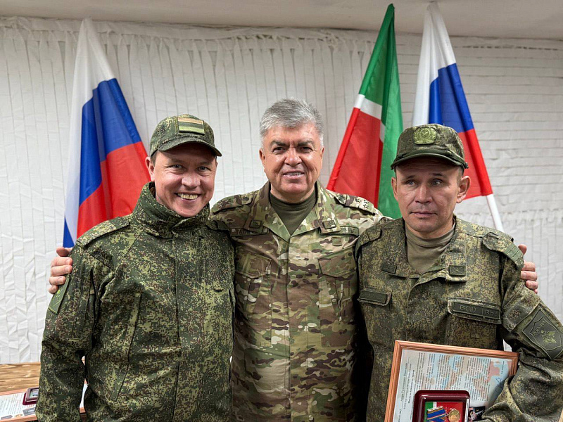 Наиль Магдеев лично передал груз военнослужащим