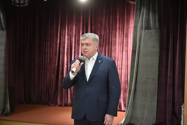 Наил Мәһдиев махсус операциядә һәлак булган хәрбиләрнең тол хатыннары һәм әниләре белән очрашты