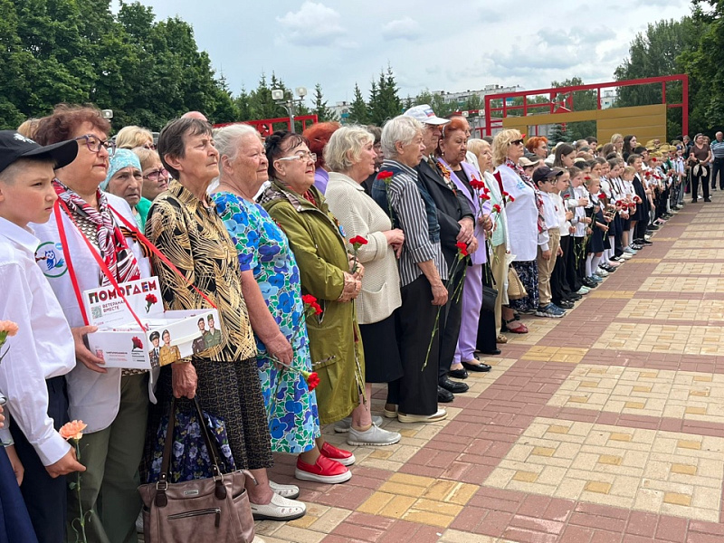 Красные гвоздики, почетный караул: в Набережных Челнах провели памятное мероприятие