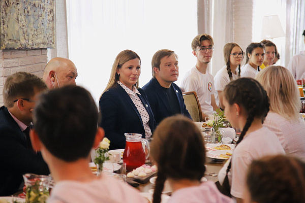 Руководство города и Городской совет учащихся провели "деловой завтрак"