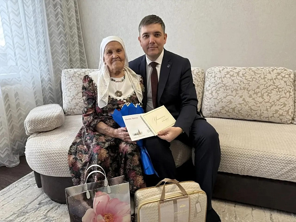 Үзәк районында ветеранны 100 яшьлек юбилее белән котладылар