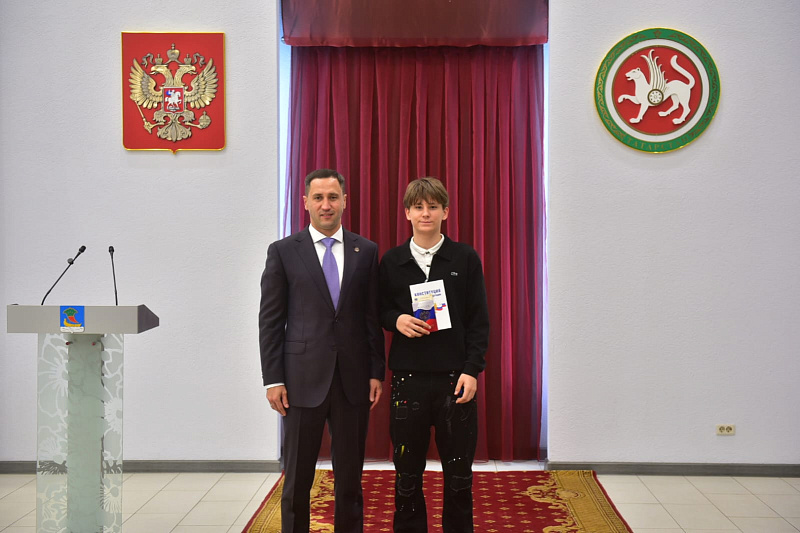 Фарид Салахов вручил паспорта юным челнинцам