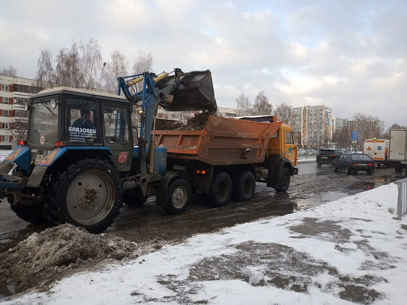 Ежедневно дороги Набережных Челнов обрабатываются противогололедной смесью